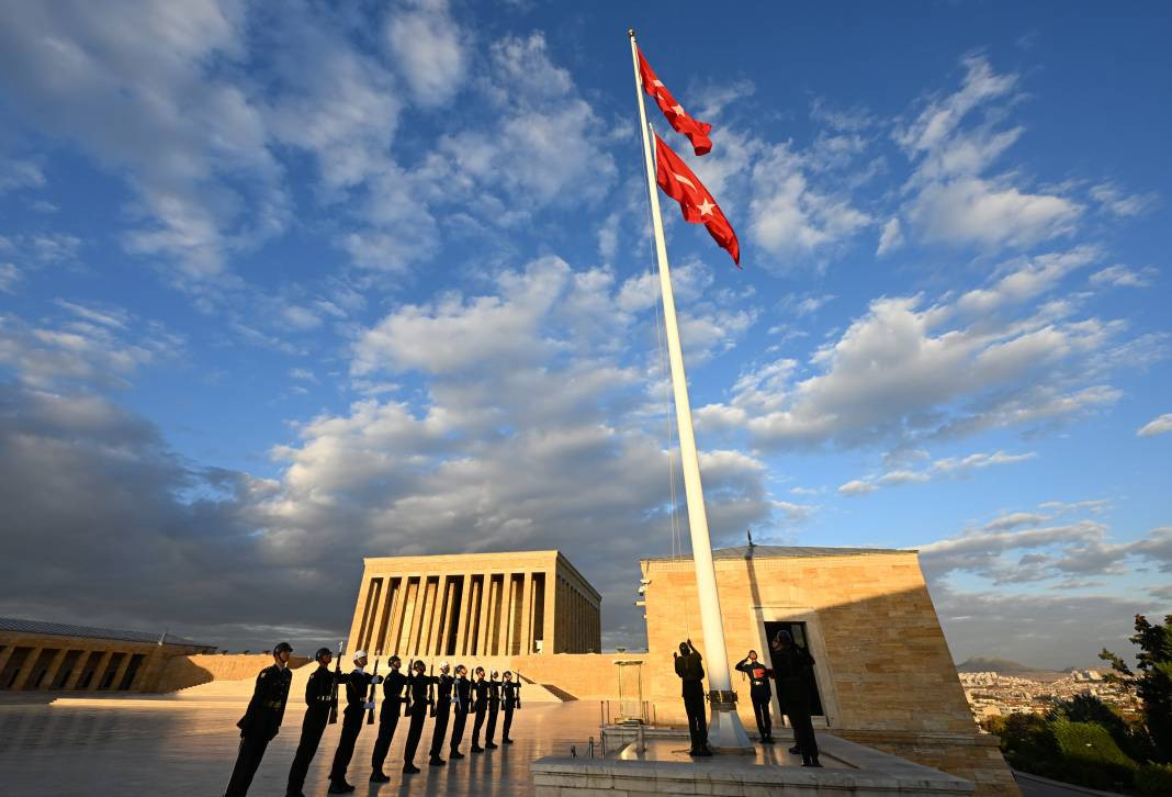 Türk bayrağının gönderden hiç inmediği yer - Resim: 10